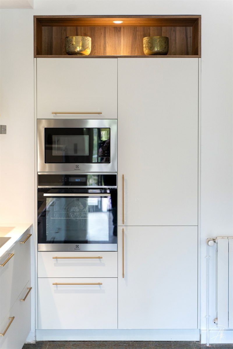 Cuisine fermée de style moderne bois et blanc à Albi | Raison Home - 2