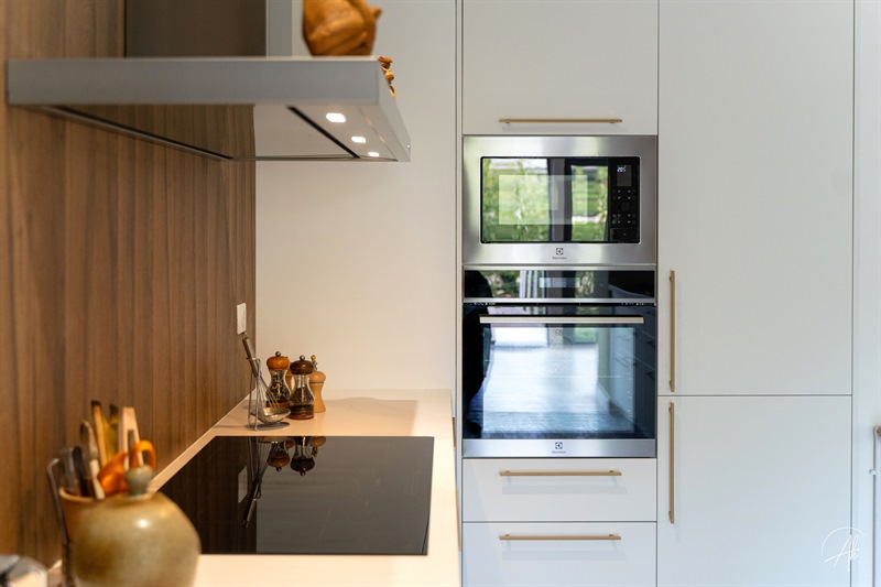 Cuisine fermée de style moderne bois et blanc à Albi | Raison Home - 6