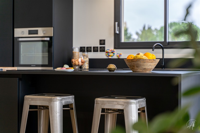 Cuisine ouverte noire avec îlot | Raison Home - 4