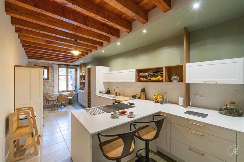Cuisine cottage bois, blanc et vert à Castelnau-de-Lévis | Raison Home - 1