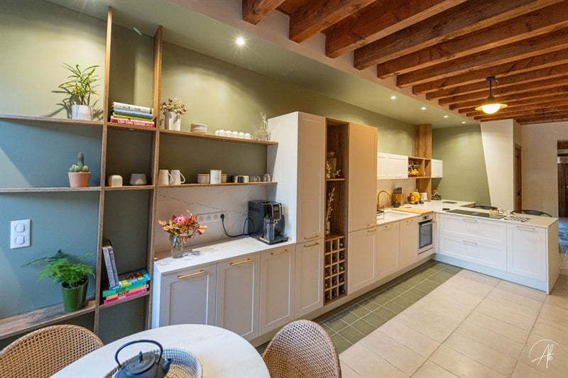 Cuisine cottage bois, blanc et vert à Castelnau-de-Lévis | Raison Home - 2