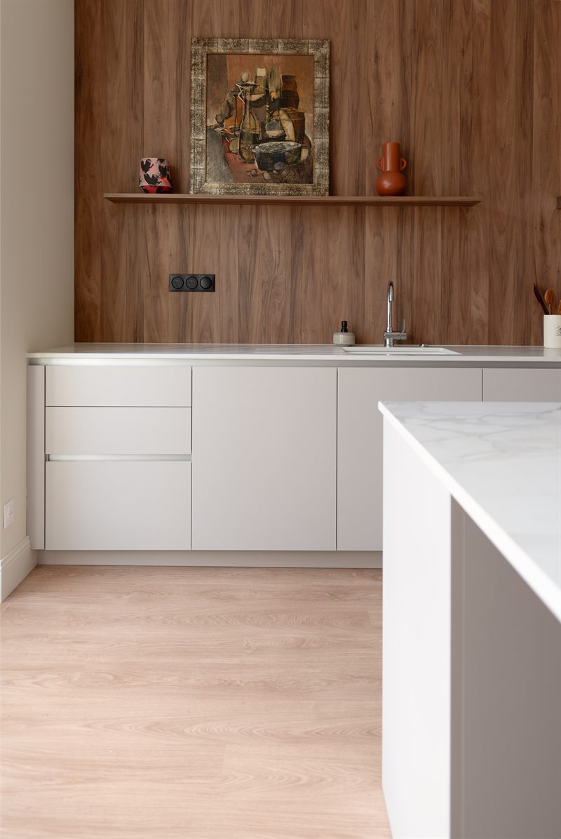 Cuisine ouverte de style moderne bois et beige à Albi | Raison Home - 4