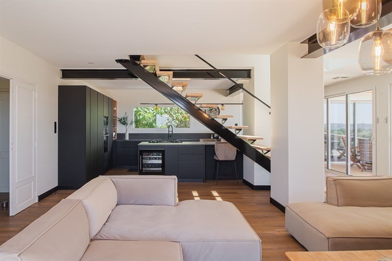 Cuisine ouverte de style moderne bois et noir à Saint-Juéry | Raison Home - 1