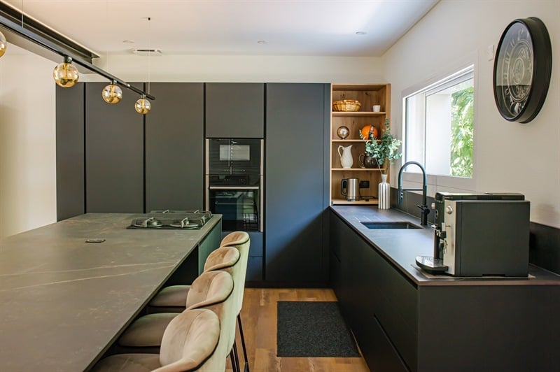 Cuisine ouverte de style moderne bois et noir à Saint-Juéry | Raison Home - 3