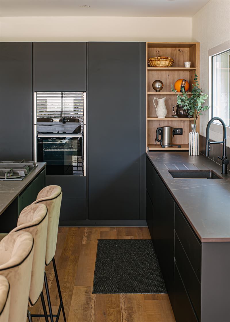 Cuisine ouverte de style moderne bois et noir à Saint-Juéry | Raison Home - 4