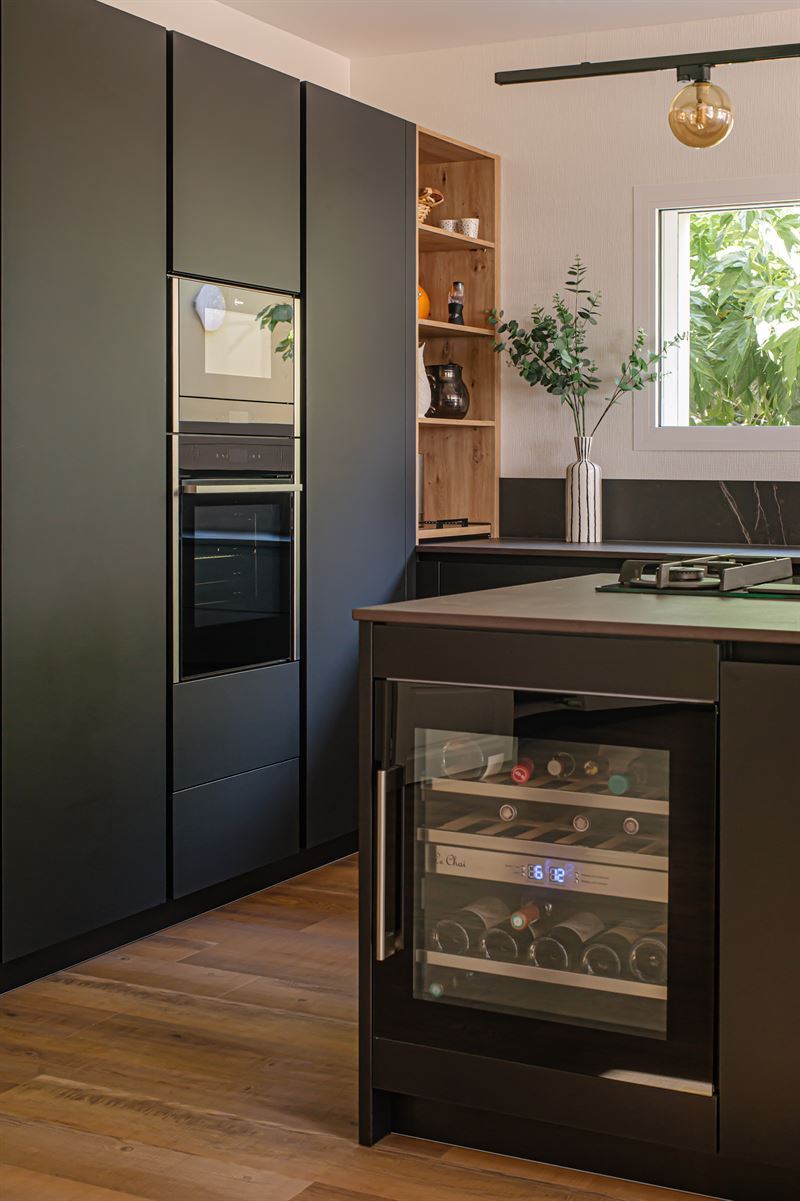 Cuisine ouverte de style moderne bois et noir à Saint-Juéry | Raison Home - 5