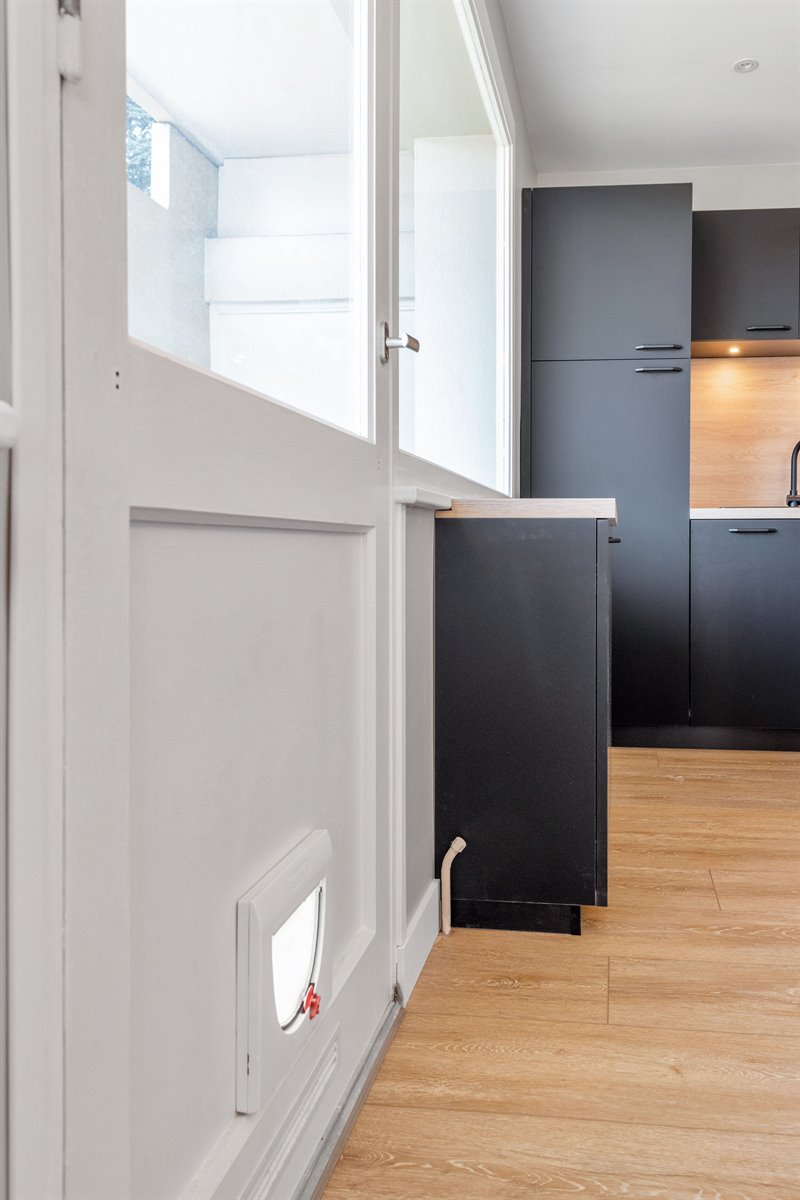 Cuisine en U dans un appartement rénové à Albigny | Raison Home - 8