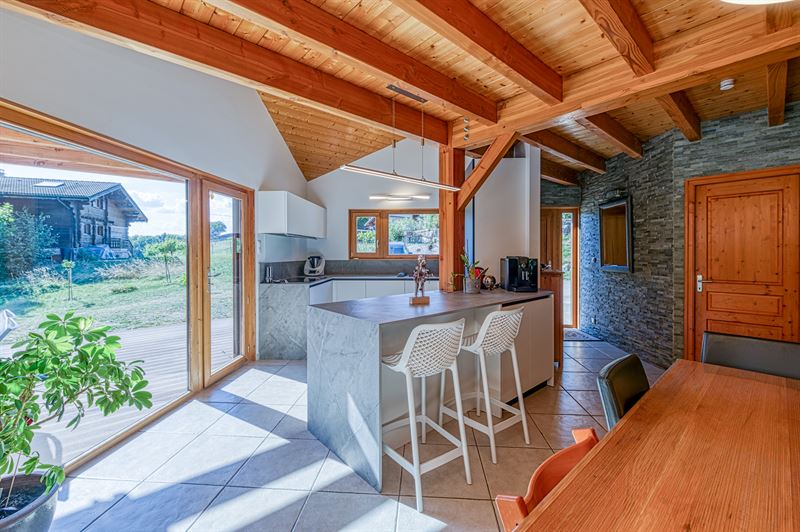 Cuisine moderne blanc et bleu dans un intérieur bois à Les Ollieres 3