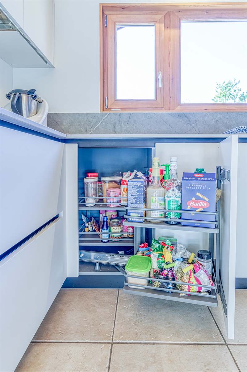 Cuisine moderne blanc et bleu dans un intérieur bois à Les Ollieres 6