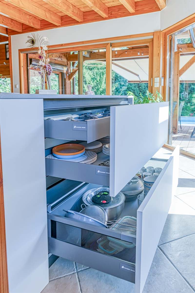 Cuisine moderne blanc et bleu dans un intérieur bois à Les Ollieres 7