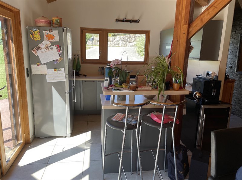 Cuisine moderne blanc et bleu dans un intérieur bois à Les Ollieres 9