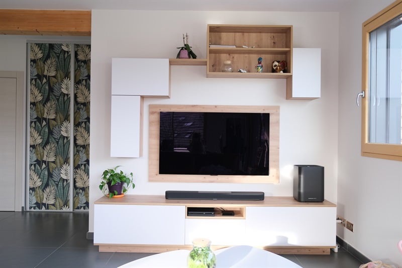 Meuble TV et rangements de style moderne bois et blanc 1
