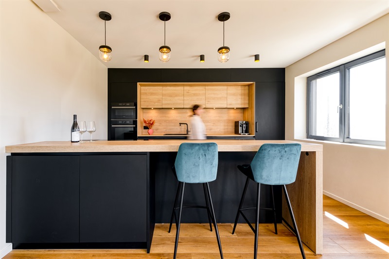 Cuisine ouverte de style moderne bois et noir | Raison Home - 1