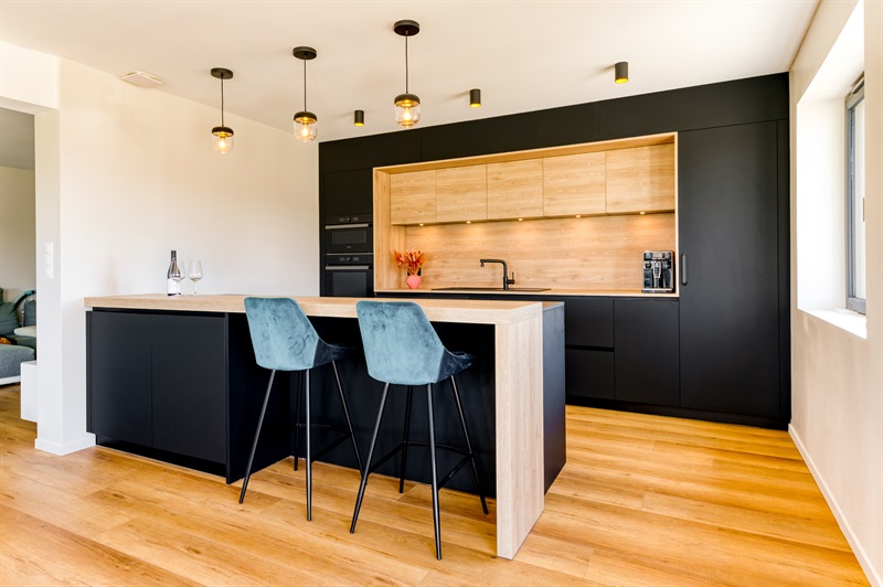 Cuisine ouverte de style moderne bois et noir | Raison Home - 2