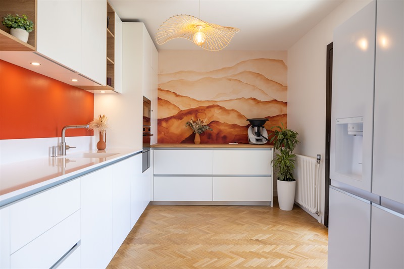 Cuisine moderne bois et blanche avec murs orange 1