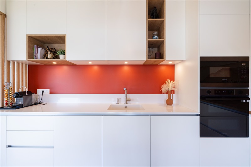 Cuisine moderne bois et blanche avec murs orange 2