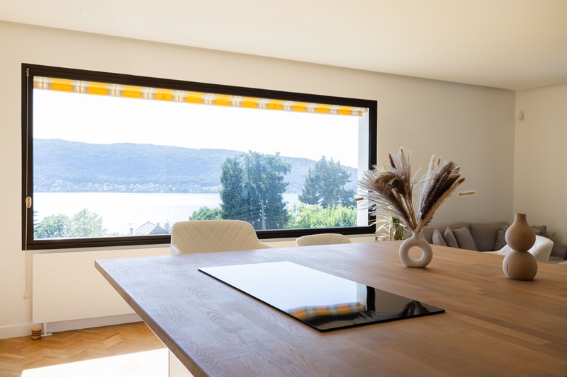 Cuisine moderne bois et blanche avec murs orange | Raison Home - 3