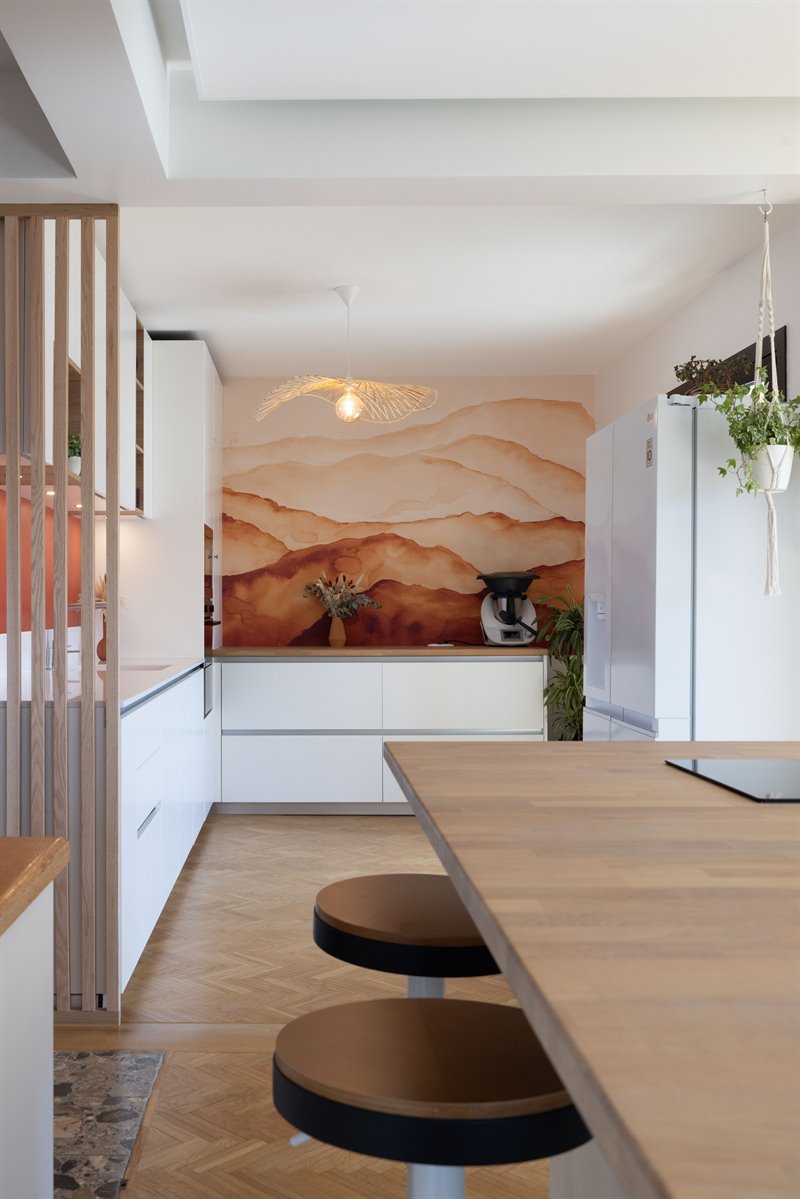 Cuisine moderne bois et blanche avec murs orange 4