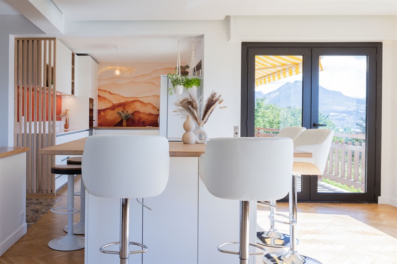 Cuisine moderne bois et blanche avec murs orange | Raison Home - 5