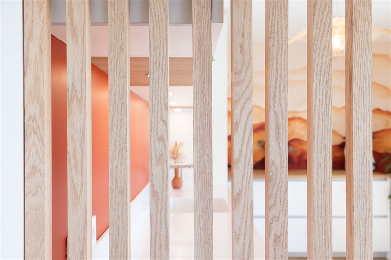 Cuisine moderne bois et blanche avec murs orange | Raison Home - 7