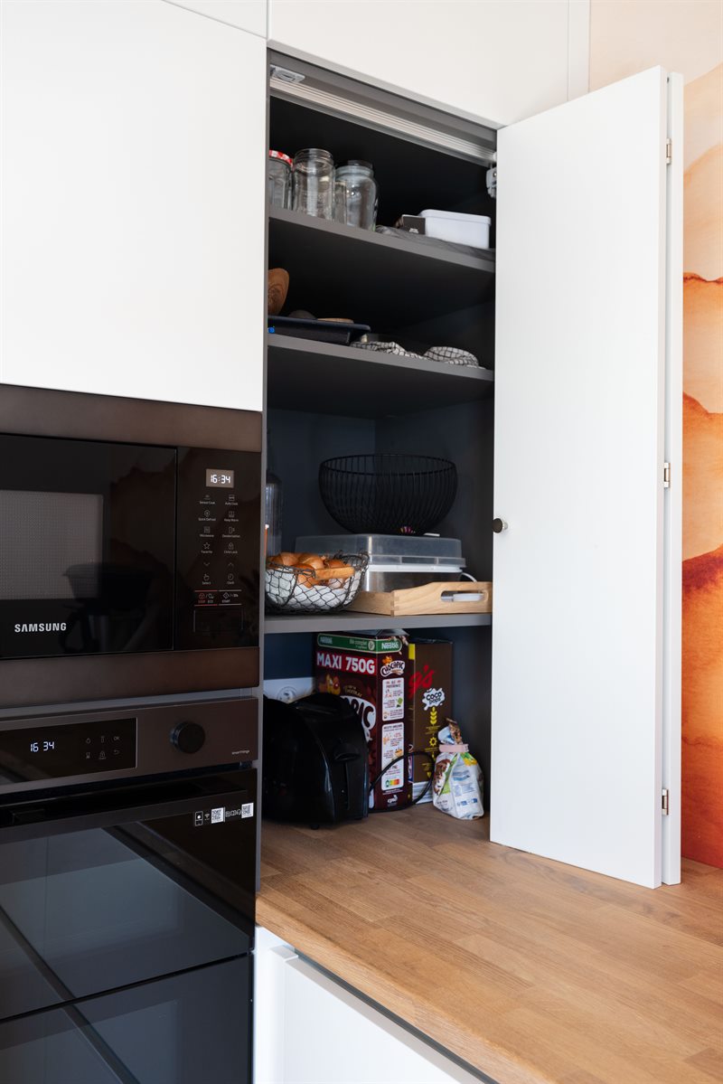 Cuisine moderne bois et blanche avec murs orange | Raison Home - 9