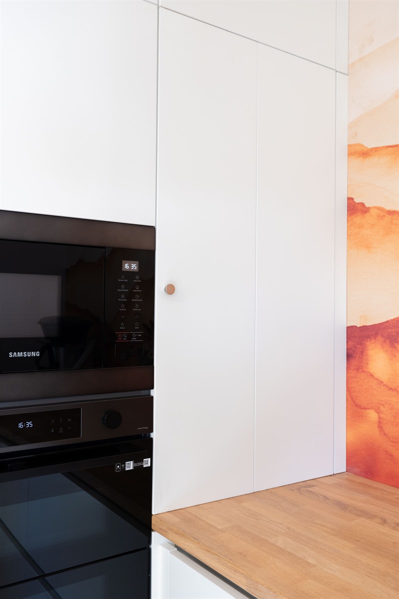 Cuisine moderne bois et blanche avec murs orange 10