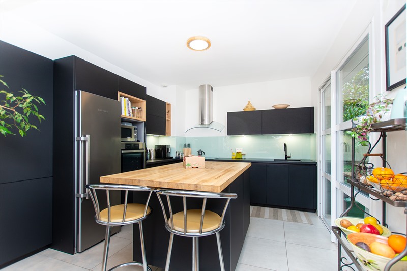 Cuisine moderne bois et noir à Balma | Raison Home - 1