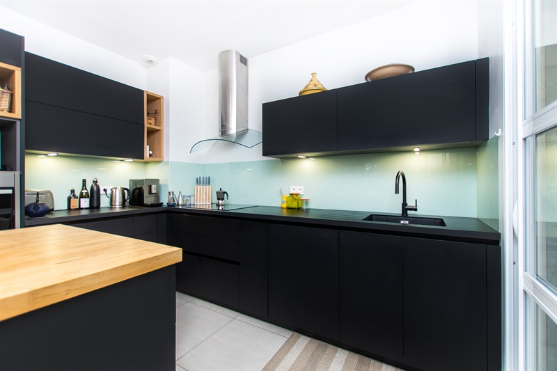 Cuisine moderne bois et noir à Balma | Raison Home - 2