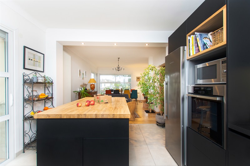 Cuisine moderne bois et noir à Balma | Raison Home - 3