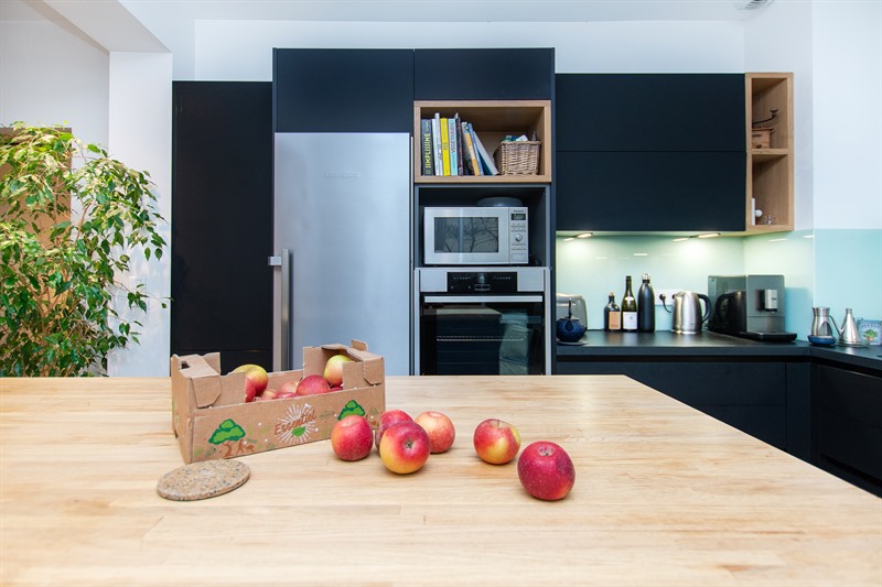 Cuisine moderne bois et noir à Balma | Raison Home - 4