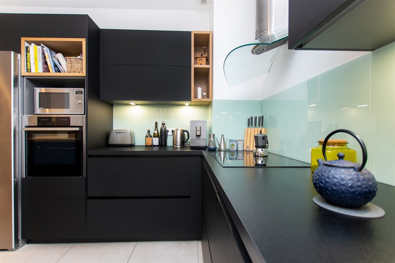 Cuisine moderne bois et noir à Balma | Raison Home - 5