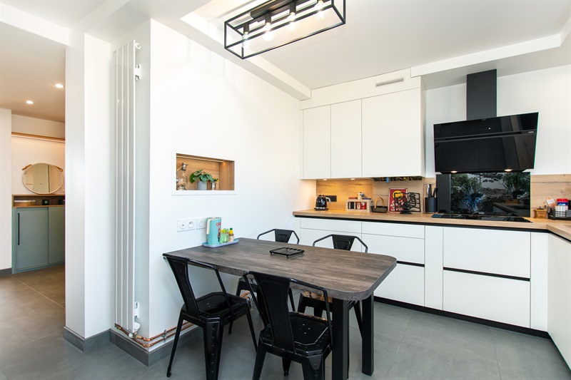 Cuisine fermée de style contemporain bois, noir, blanc et vert à Colomiers | Raison Home - 6