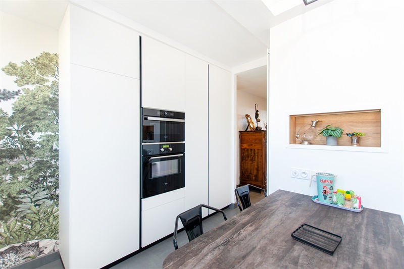 Cuisine fermée de style contemporain bois, noir, blanc et vert à Colomiers | Raison Home - 7