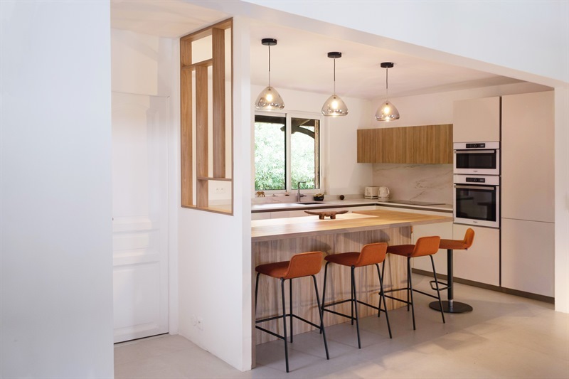 Cuisine ouverte bois et blanc à Fonsorbes 2