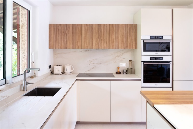 Cuisine ouverte bois et blanc à Fonsorbes 3