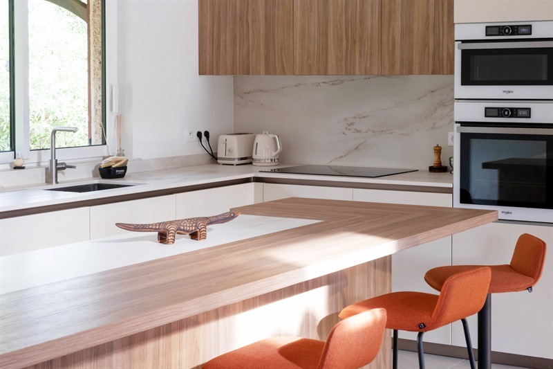 Cuisine ouverte bois et blanc à Fonsorbes 4