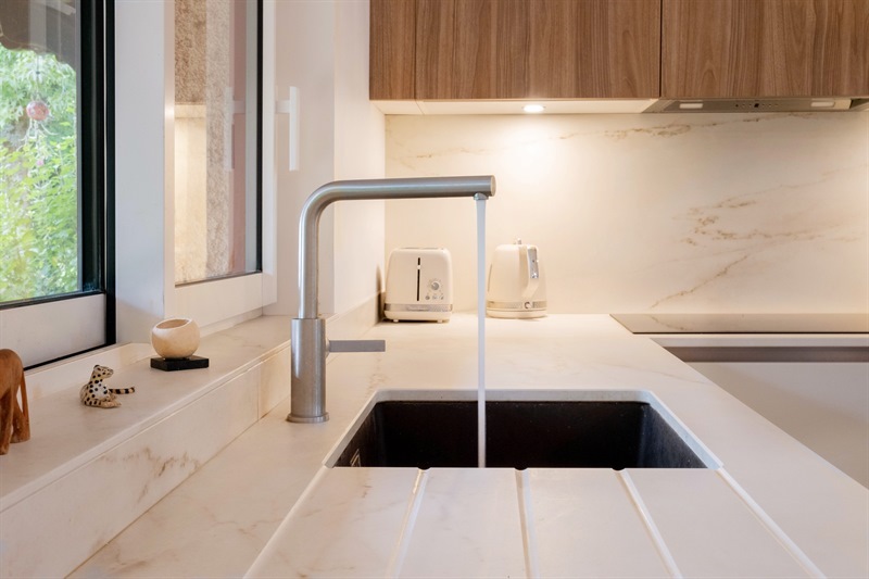 Cuisine ouverte bois et blanc à Fonsorbes 5