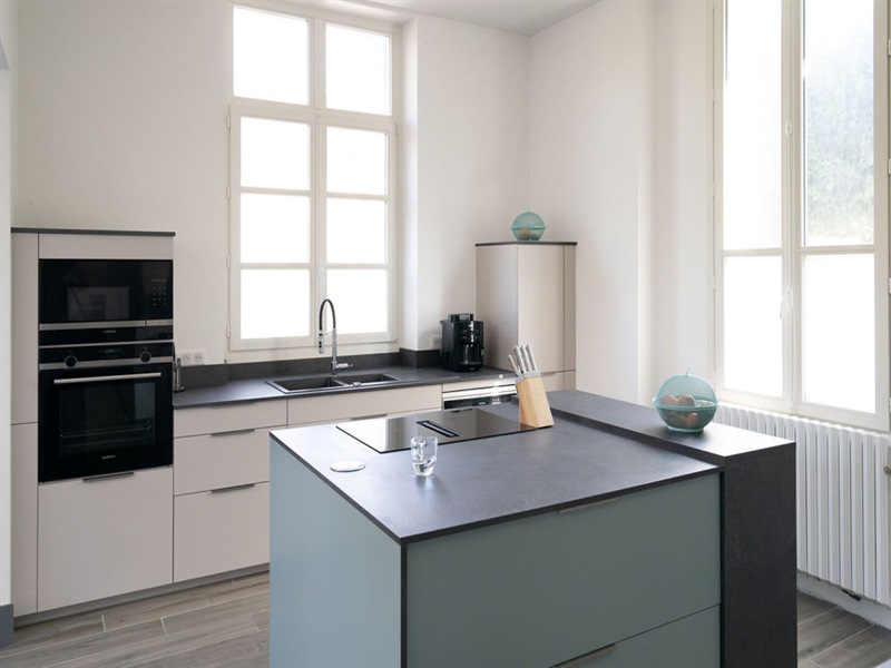 Cuisine avec îlot carré beige et vert à Plessis St Benoist | Raison Home - 1