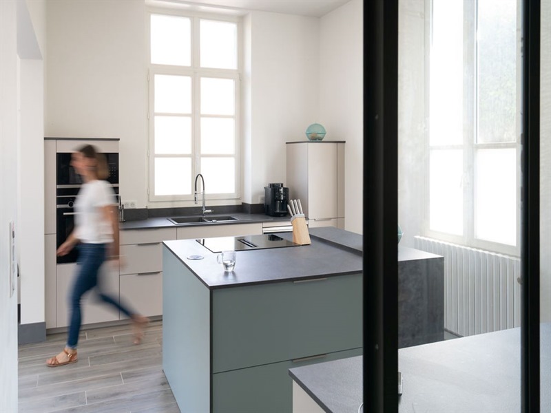 Cuisine avec îlot carré beige et vert à Plessis St Benoist | Raison Home - 2