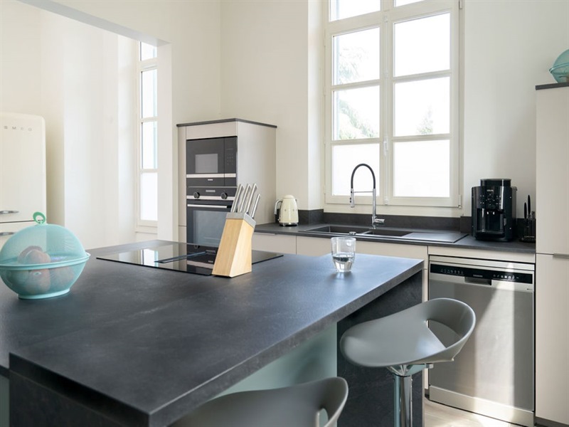 Cuisine avec îlot carré beige et vert à Plessis St Benoist | Raison Home - 3