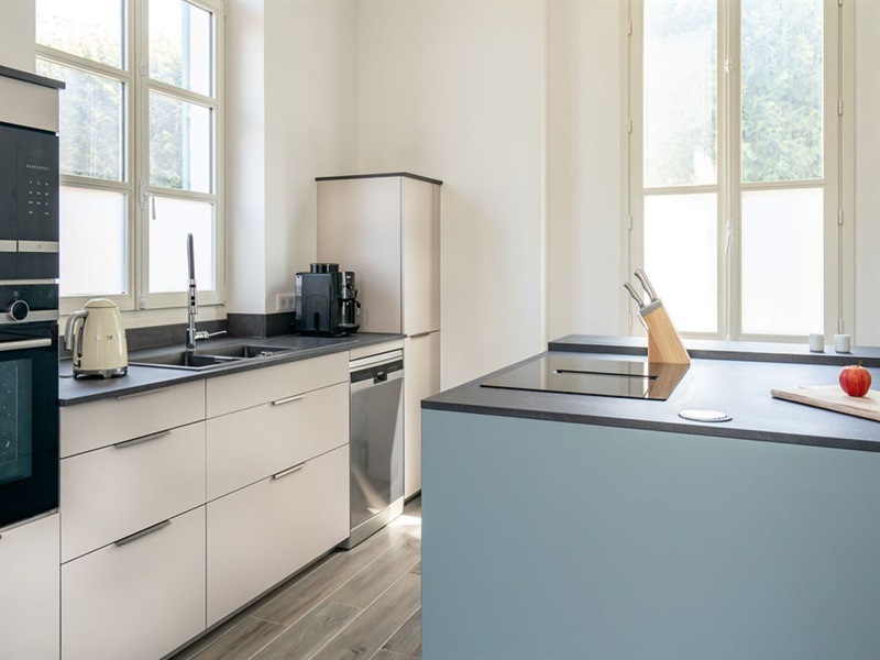 Cuisine avec îlot carré beige et vert à Plessis St Benoist | Raison Home - 5