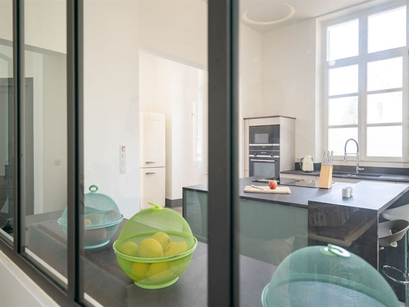 Cuisine avec îlot carré beige et vert à Plessis St Benoist | Raison Home - 7