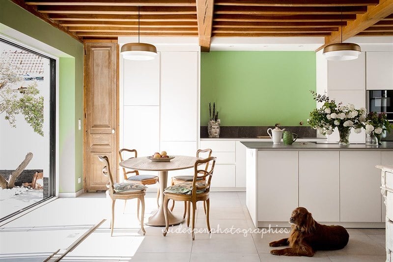 Cuisine ouverte de style nature blanc, gris et vert à Peronne-en-Mélantois | Raison Home - 1