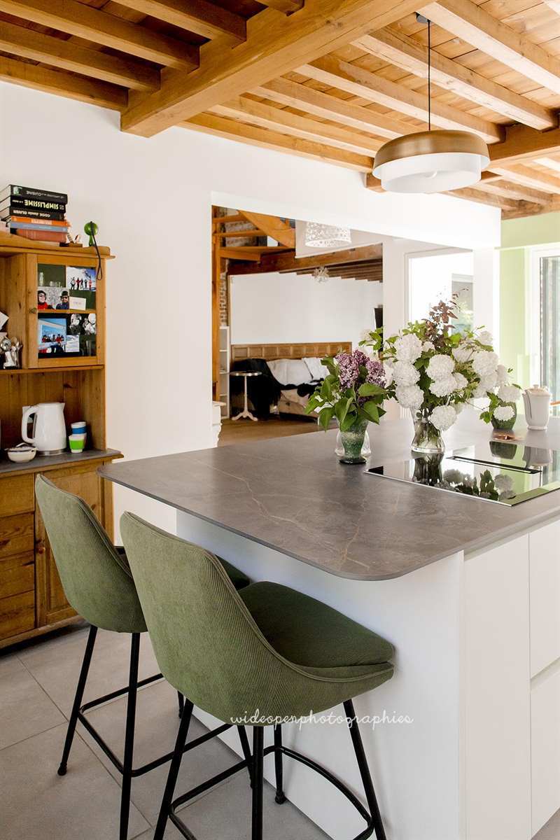 Cuisine ouverte de style nature blanc, gris et vert à Peronne-en-Mélantois | Raison Home - 2