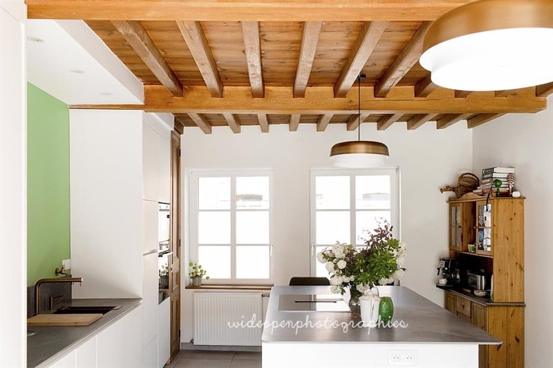 Cuisine ouverte de style nature blanc, gris et vert à Peronne-en-Mélantois | Raison Home - 3