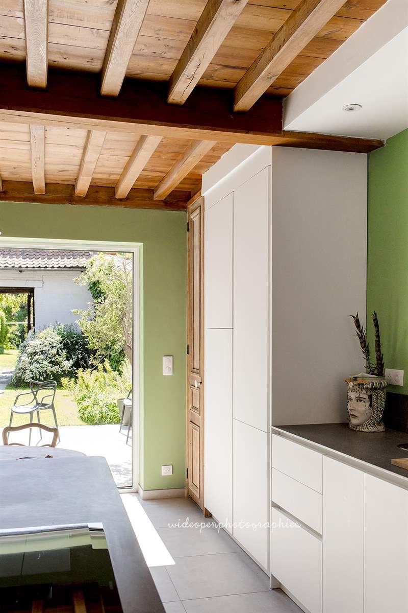 Cuisine ouverte de style nature blanc, gris et vert à Peronne-en-Mélantois | Raison Home - 5