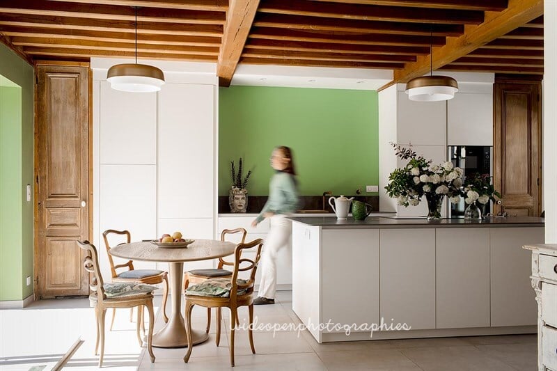 Cuisine ouverte de style nature blanc, gris et vert à Peronne-en-Mélantois | Raison Home - 6
