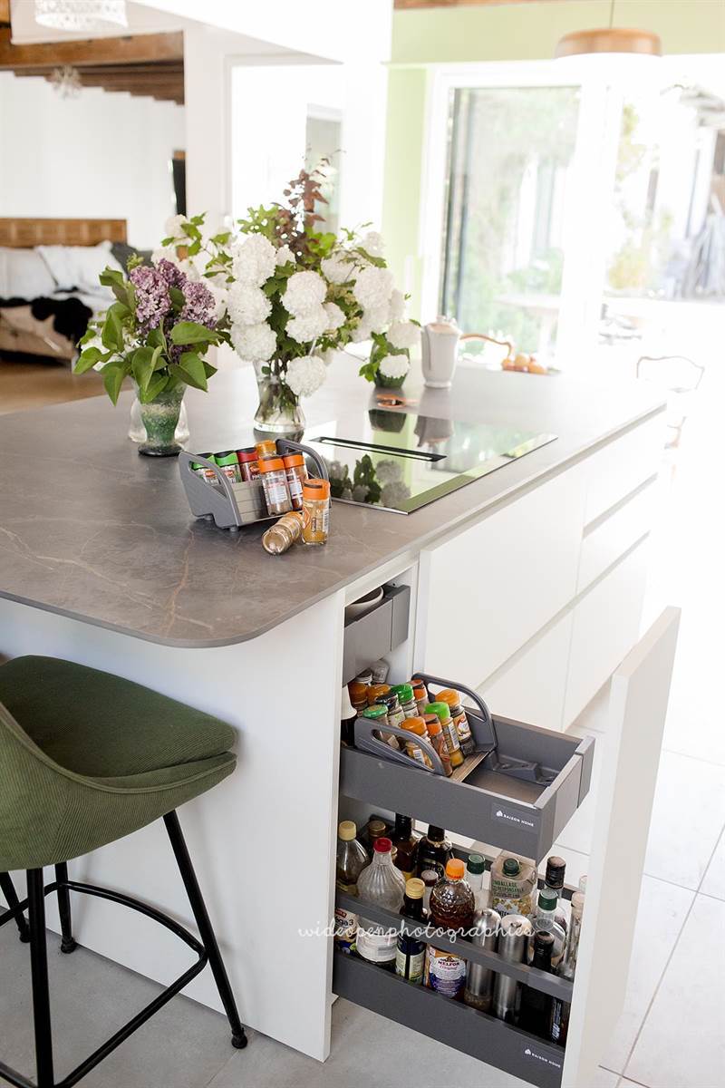 Cuisine ouverte de style nature blanc, gris et vert à Peronne-en-Mélantois | Raison Home - 8