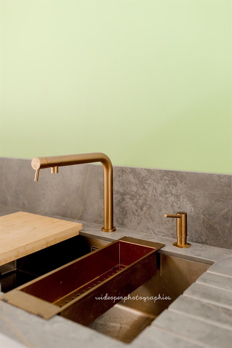 Cuisine ouverte de style nature blanc, gris et vert à Peronne-en-Mélantois | Raison Home - 9