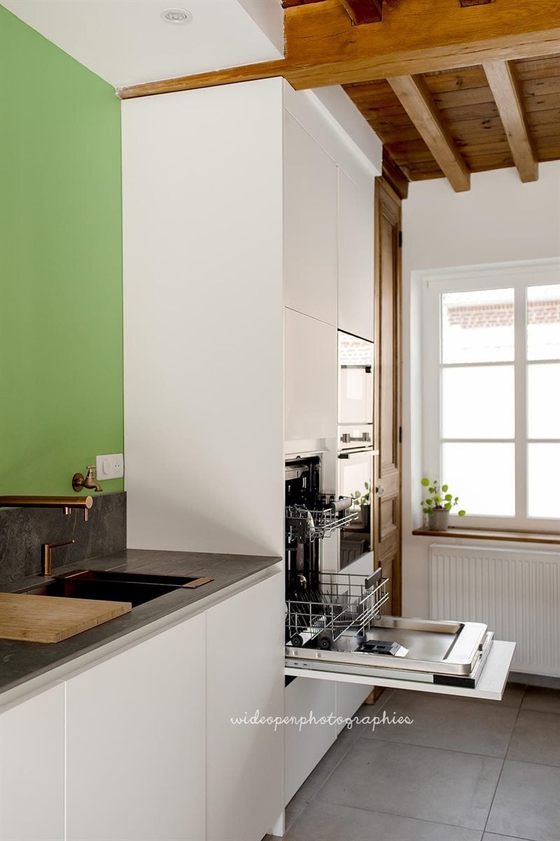 Cuisine ouverte de style nature blanc, gris et vert à Peronne-en-Mélantois | Raison Home - 10